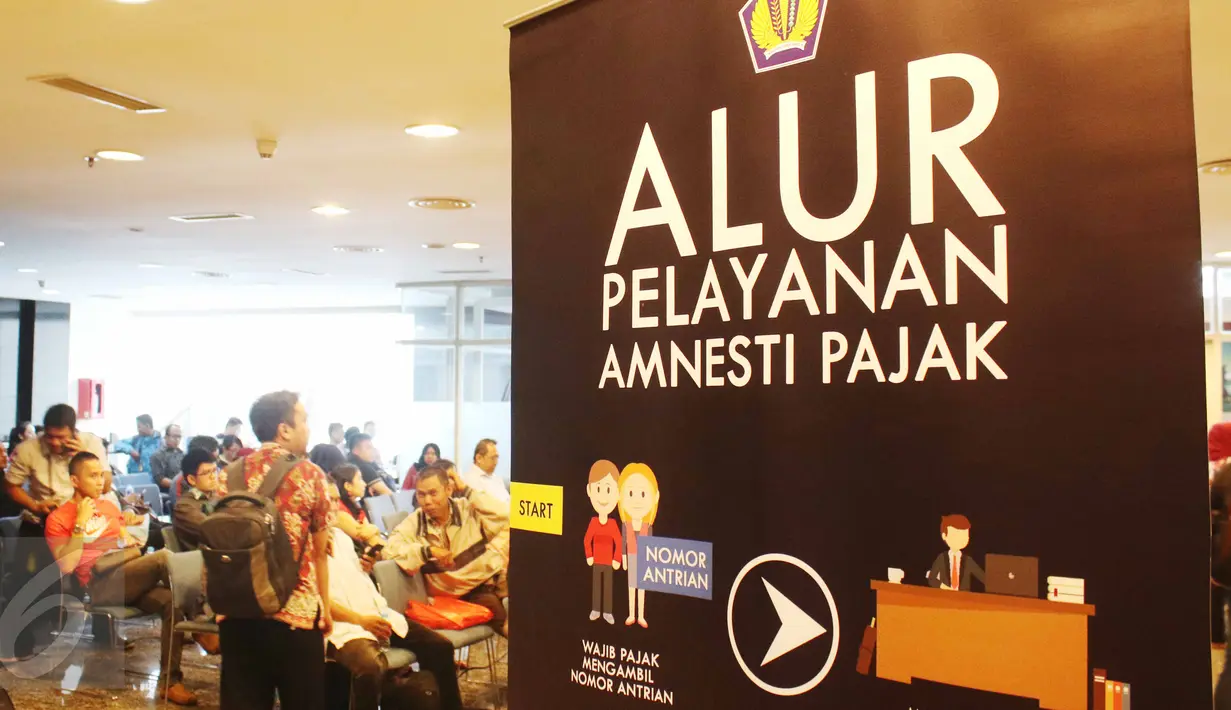 Pemohon pajak mengantri untuk mengikuti program Tex amnesty di kantor Ditjen Pajak, Jakarta, Jumat (31/3). Hari ini merupakan hari terakhir program pengampunan pajak atau tax amnesty dan akan di tutup pada pukul 00:00. (Liputan6.com/Angga Yuniar)