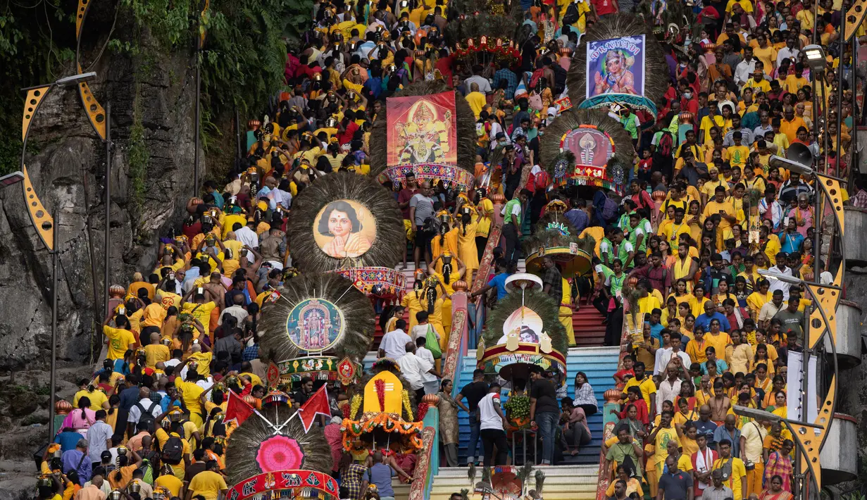 Umat Hindu membawa sesembahan saat Festival Thaipusam di Batu Caves, Kuala Lumpur, Malaysia, Sabtu (8/2/2020). Acara tahunan ini digelar untuk menghormati Dewa Murugan, mencari berkah, memenuhi sumpah, dan mengucapkan terima kasih. (AP Photo/Vincent Thian)