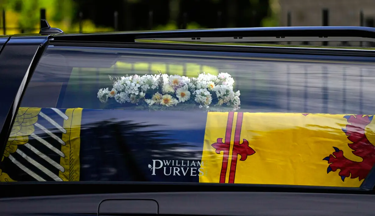 Mobil yang membawa peti berisi jenazah Ratu Elizabeth II meninggalkan Kastil Balmoral di Skotlandia, Minggu (11/9/2022). Jenazah Ratu Elizabeth II diberangkatkan dari Kastil Balmoral ke Istana Holyroodhouse di Edinburgh sebelum nantinya akan dipindahkan ke London. (AP Photo/Alastair Grant)
