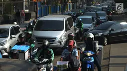 Pengendara padat merayap melewati jalan Cikini Raya, Jakarta, Kamis (1/8/2019). Kemacetan jalan tersebut karena adanya proyek pelebaran trotoar yang direvitalisasi serta penggantian aspal jalan dan volume kendaraan yang cukup tinggi. (merdeka.com/Imam Buhori)