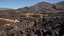 Foto pada 4 Januari 2022 terlihat rumah-rumah yang rusak akibat aliran lahar gunung berapi Cumbre Vieja, di Pulau La Palma, Spanyol. Lava Cumbre Vieja menghancurkan lebih dari 1.300 rumah dan 1.250 hektar lahan, banyak di antaranya ditanami pisang, alpukat atau tanaman merambat. (DESIREE MARTIN/AFP)