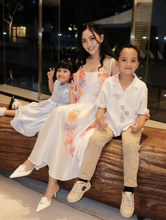 Rachel Vennya tampil kompak dengan dres sederhana beraksen bunga. OOTD ini juga senada dengan sang buah hati. [Foto: instagram/ Rachelvennya]