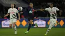 Pemain Paris Saint-Germain, Kylian Mbappe, berebut bola dengan pemain Rennes, Warmed Omari, pada laga Semifinal Piala Prancis di Stadion Parc des Princes, Rabu (3/4/2024). (AP Photo/Thibault Camus)