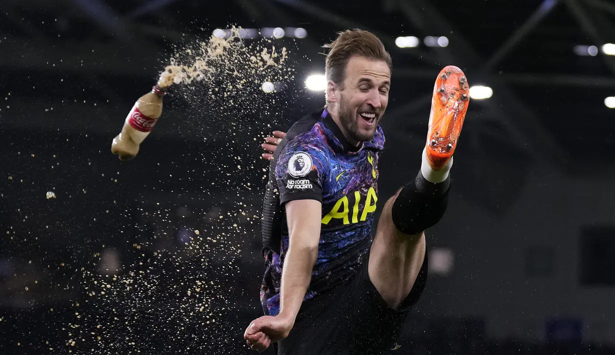 <p>Harry Kane merupakan salah satu pemain terbaik Inggris sepanjang masa. Ia tercatat pernah menyabet penghargaan Sepatu Emas sebanyak tiga kali yaitu musim 2015/16, 2016/17, dan 2020/21. Pada musim terakhirnya, ia tak hanya menjadi top skor dengan melesatkan 23 gol namun juga menjadi penyumbang assist terbanyak dengan jumlah 14 kali. (AP/Matt Dunham)</p>