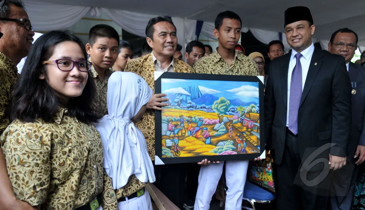 Mendikbud, Anies Baswedan (kanan) bersama para siswa usai upacara Hardiknas di Jakarta, Sabtu (2/5/2015). Anies meminta Hardiknas dijadikan momentum merefleksikan gagasan tokoh pendidikan nasional Ki Hajar Dewantara. (Liputan6.com/Johan Tallo)