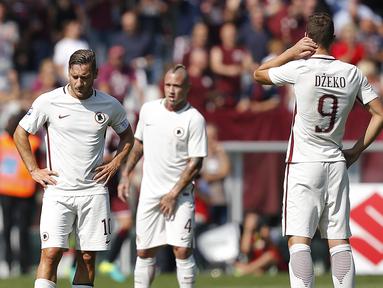 Ekspresi Francesco Totti (kiri) dan rekan-rekannya saat kemasukan gol pada laga melawan Torino dalam lanjutan Serie A Italia di Stadion "Grande Torino" (Olimpico), Turin (25/9/2016). (AFP/Marco Bertorello)
