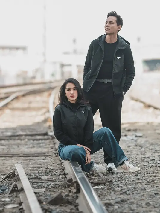 Ussy Sulistiawaty dan Andhika Pratama mengabadikan momen romantis dengan foto berdua di rel kereta [@ussypratama]