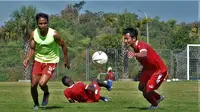 Nasir (kanan) saat dijajal sebagai bek kiri dalam sesi latihan Arema FC di lapangan Universitas Brawijaya, Malang, Senin (12/8/2019) pagi. (Bola.com/Iwan Setiawan)