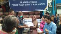 ASABRI menyerahkan bantuan korban banjir di Papua