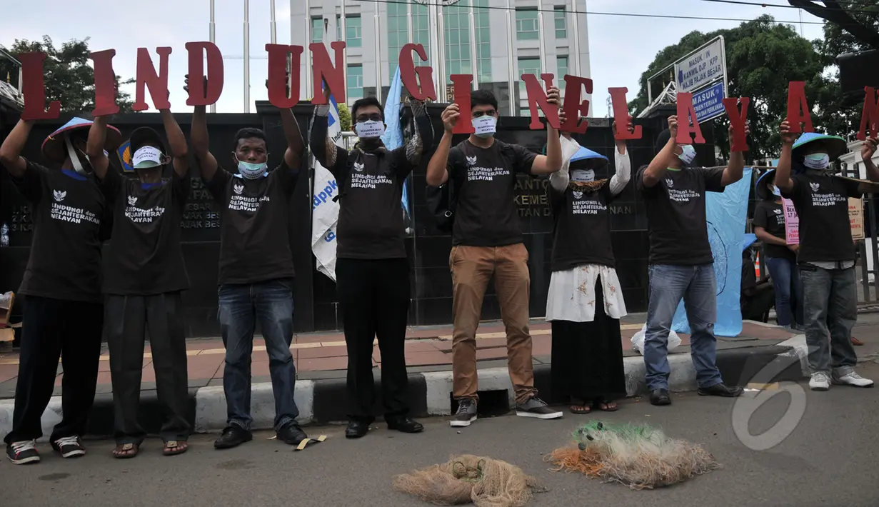 Puluhan Orang dari Koalisi Rakyat Untuk Keadilan Perikanan (KIARA) melakukan aksi di depan gedung Kementrian Kelautan dan Perikanan, Jakarta (6/4/2015). Mereka meminta pemerintah memikirkan kesejahteraan nelayan. (Liputan6.com/Johan Tallo)