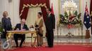 Perdana Menteri Australia  Malcolm Turnbull mengisi buku tamu di Istana Merdeka, Jakarta, Kamis (12/11). Kedatangan Turnbull ke Indonesia dalam rangka memperbaiki hubungan diplomatik dan ekonomi. (Liputan6.com/Faizal Fanani)