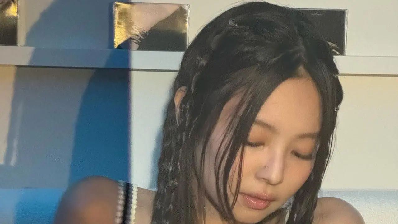 Jennie BLACKPINK Kejutkan Penggemar dengan Tindik Hidung dan Gaun Chanel Semi Transparan