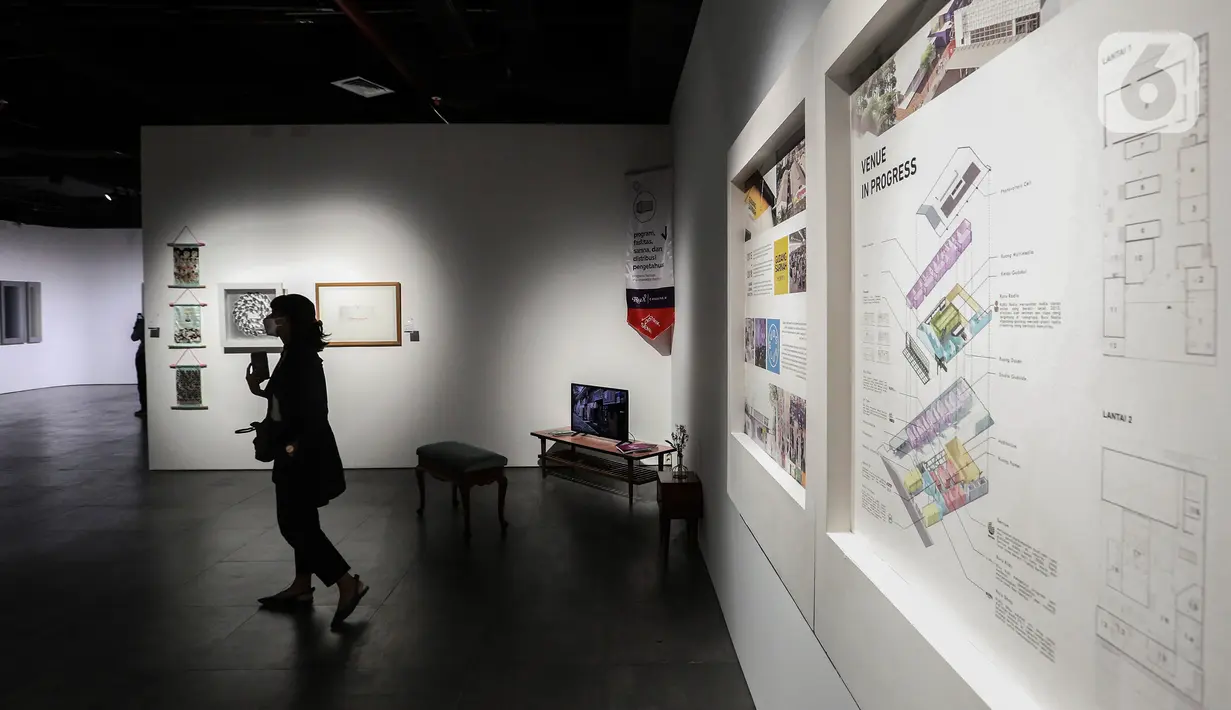 Pengunjung saat mengamati karya seni kontemporer yang sedang dipamerkan di Distrik Seni, Gedung Sarinah, Jakarta Pusat, Senin (13/6/2022). Distrik Seni menghadirkan pameran seni Berdikari yang menampilkan karya dari maestro A.D Pirous, Sunaryo, Dolorosa Sinaga, Sri Astari, hingga kolektif Gardu House, Rux Container, dan Tromarama. (Liputan6.com/Johan Tallo)