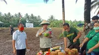 Kementan mengunjungi petani kelapa di Sulut.