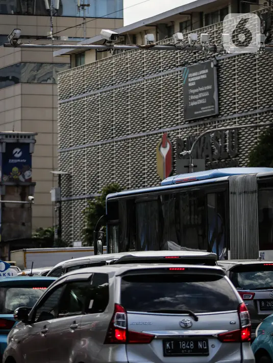 Kamera CCTV terpasang di Jalan MH Thamrin, Jakarta, Selasa (28/1/2020). Direktorat Lalu Lintas Polda Metro Jaya akan menerapkan tilang elektronik untuk pengendara sepeda motor di Jalan Sudirman-MH Thamrin dan jalur Koridor 6 Transjakarta mulai awal Februari 2020. (Liputan6.com/Faizal Fanani)