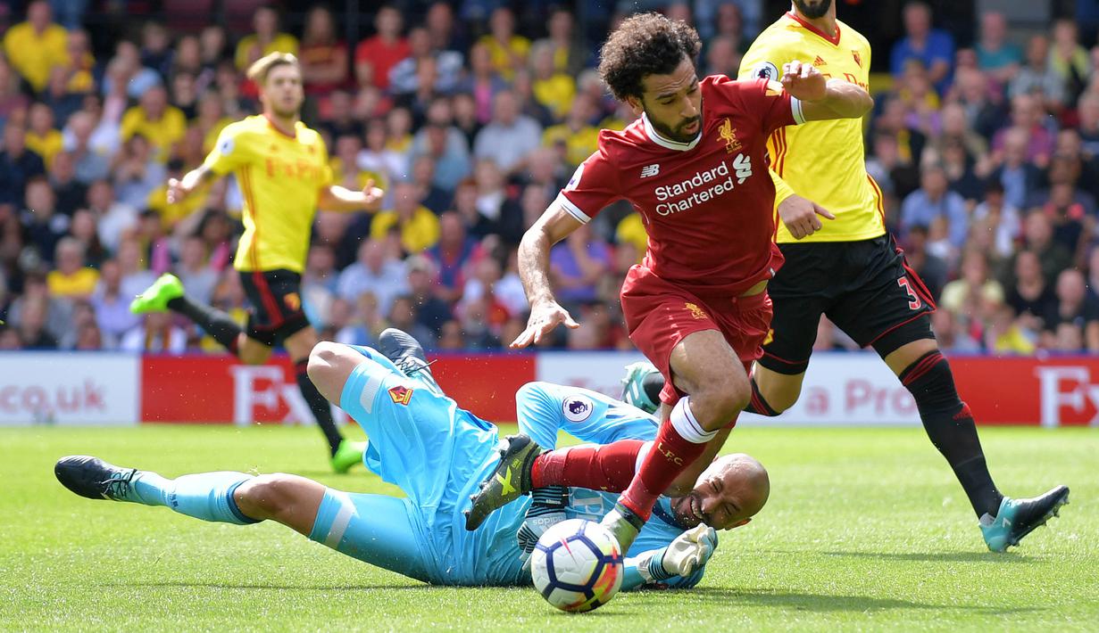 Kiper Watford, Heurelho Gomes (kiri) menghadang laju pemain Liverpool, Mohamed Salah pada laga Premier League di Vicarage Road, Watford, (12/8/2017). Liverpool bermain imbang 3-3. (AFP/Olly Greenwood)