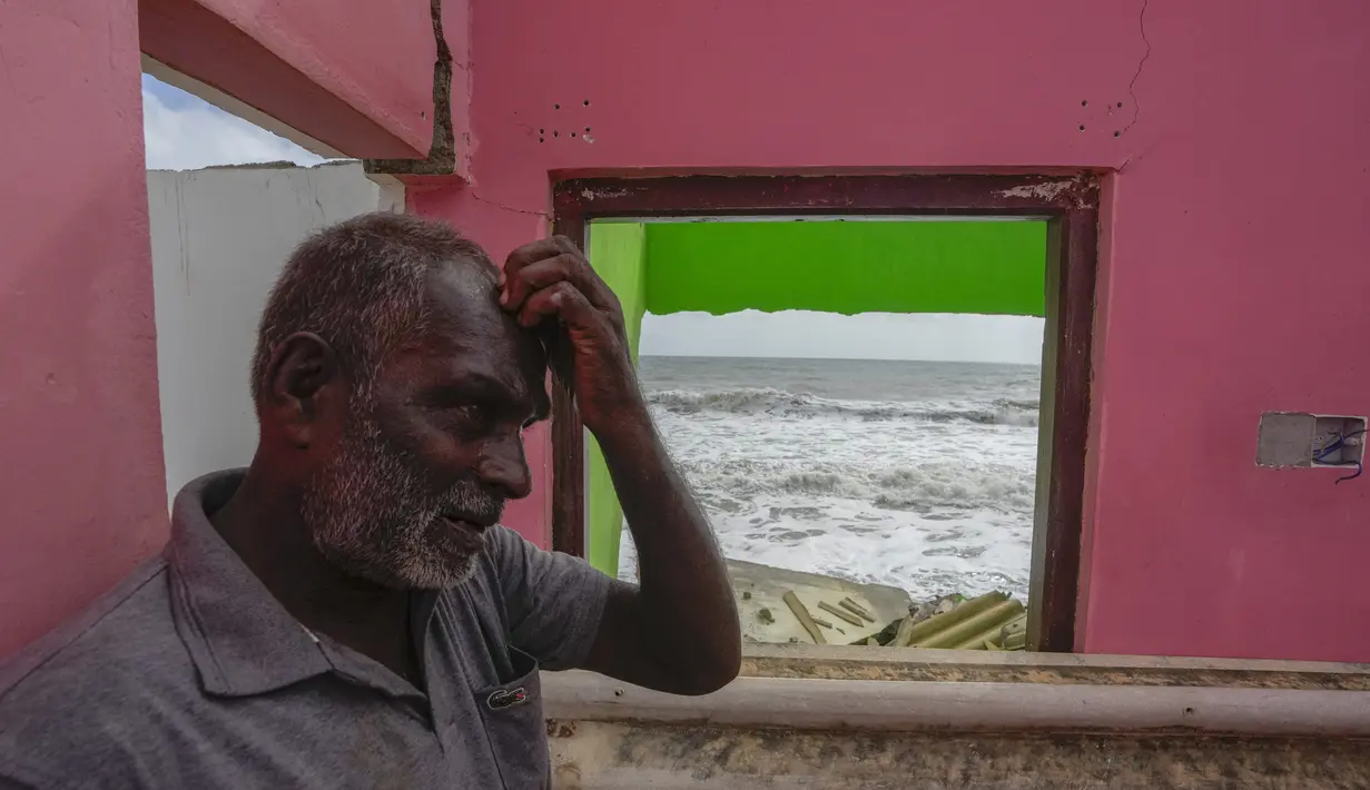 Ranjith Sunimal Fernando kini hanya memiliki kerangka rumah di tepi pantai Sri Lanka yang hilang ditelan laut. Ombak menerjang dinding-dindingnya yang rusak hingga menjadi ruangan-ruangan kosong yang rusak. (AP Photo/Eranga Jayawardena)