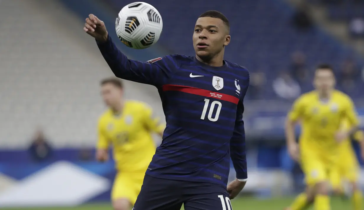 Penyerang Prancis, Kylian Mbappe mengontrol bola saat bertanding melawan Ukraina pada pertandingan kualifikasi Piala Dunia D di stadion Start de France, di Saint Denis, utara Paris, Kamis (25/3/2021). Prancis bermain imbang atas Ukraina 1-1. (AP Photo/Thibault Camus)