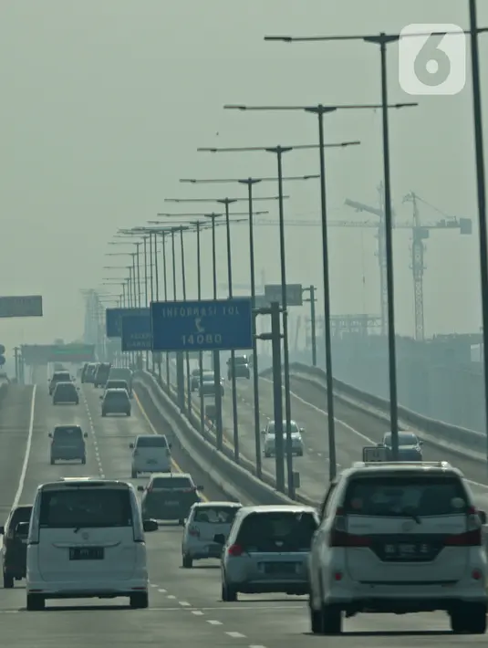 Suasana Jalan Tol Layang Jakarta Cikampek, Jawa Barat, Kamis (24/12/2020).  Jumlah kendaraan yang akan keluar wilayah Jabotabek diperkirakan mencapai 842 ribu pada 23 hingga 27 Desember 2020, hal itu sejalan dengan liburan Natal 2020. (Liputan6.com/Herman Zakharia)