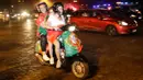 Mulai dari mobil hingga motor para suporter Portugal meramaikan malam di Kota Paris hingga pergantian hari. (Bola.com/Vitalis Yogi Trisna)