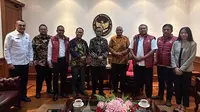 Menko Polhukam Mahfud Md bertemu dengan Tim Pembela Demokrasi Indonesia (TPDI). Menurut Koordinator TPID Petrus Salestinus, pertemuan tersebut membahas soal perkembangan perjuangan Romo Paschalis dalam mengungkap kasus dugaan beking tindak pidana perdagangan orang (TPPO) di Batam (Istimewa)