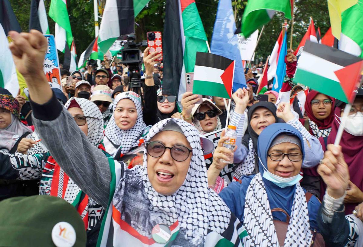 FOTO: Dua Tahun Genosida di Gaza, Massa Kepung Kedubes AS Serukan Akhiri Blokade Palestina