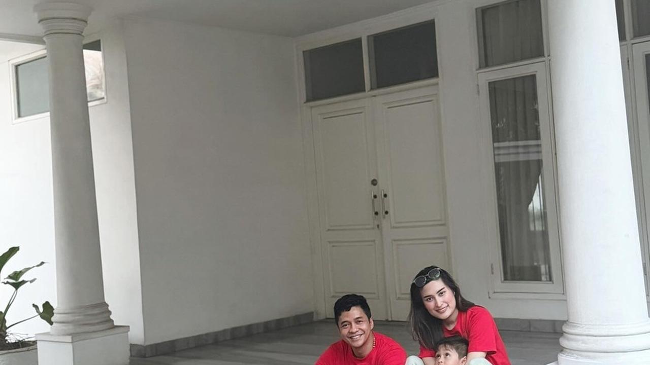 Angbeen dan Adly mengabadikan momen bertiga saat menengok rumah baru mereka. Rumah ini akan mereka huni setelah proses pindahan selesai.<br>