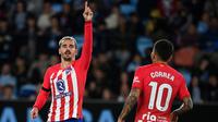 Penyerang Atletico Madrid #07 Antoine Griezmann berselebrasi dengan Angel Correa setelah mencetak gol kedua timnya ke gawang Celta Vigo pada pekan kesepuluh La Liga Spanyol 2023/2024 di Stadion Balaídos, Minggu (22/10/2023) dini hari WIB. (MIGUEL RIOPA / AFP)