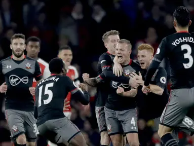 Pemain Southampton, Jordy Clasie (tengah) merayakan gol bersama rekan-rekannya saat melawan Arsenal pada laga Piala Liga Inggris 2016-2017 di Emirates Stadium, (30/11/2016). Arsenal kalah 0-2.  (AP/Matt Dunham)