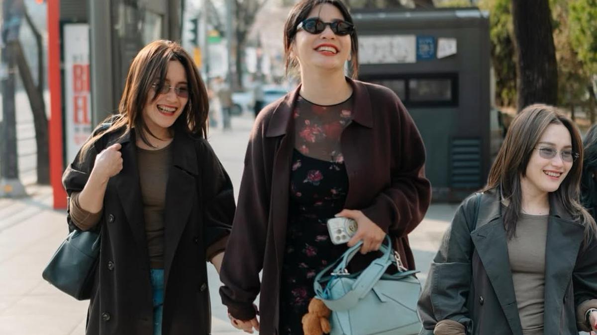 Street Style Serba Earth Tone, Gaya Ayu Ting Ting dan Hesti Purwadinata Saat Liburan di Korea Selatan Curi Perhatian