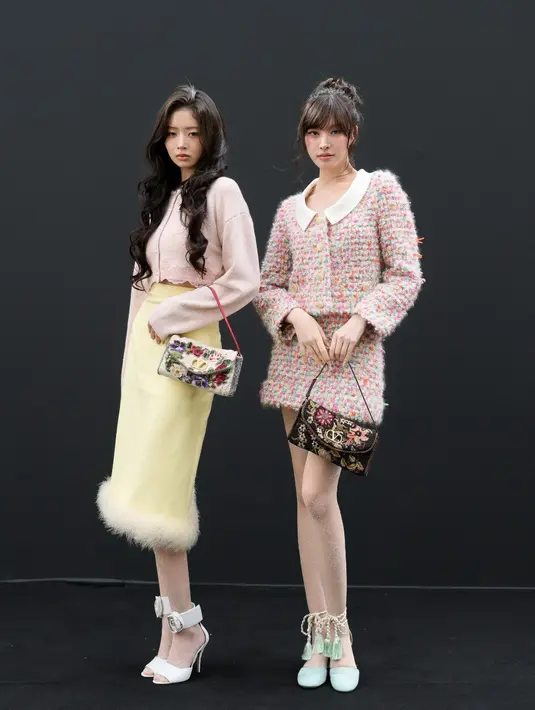 Anggota girlgroup IVE, Rei, tampil dalam palet pastel yang lembut dengan tekstur halus dan bordir bunga yang menonjolkan sisi manisnya. Look ini mencerminkan semangat “Fireflies”,  cahaya kecil yang lembut namun memesona. [Dok/Valentino].