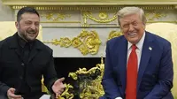 Presiden Amerika Serikat Donald Trump dan Presiden Ukraina Volodymyr Zelenskyy dalam pertemuan di Gedung Putih, Senin (18/8/2025). (Dok. AP Photo/Julia Demaree Nikhinson)