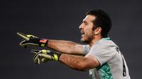 Kiper legendaris ini sudah membela Juventus sejak 2001 silam. Namun di sela-sela perjalanan kariernya Gianluigi Buffon sempat singgah ke klub lain yakni PSG. Sayangnya, kiprahnya tak bertahan lama yakni hanya semusim saja sebelum akhirnya ia memutuskan kembali ke Juventus. (AFP/Marco Bertorello)