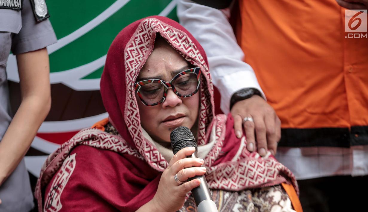 Komedian Tri Retno Prayudati alias Nunung menyampaikan penyesalan saat rilis kasus narkoba di Polda Metro Jaya, Jakarta, Senin (22/7/2019). Nunung ditangkap bersama suaminya, July Jan Sambiran, usai bertransaksi narkoba dengan tersangka TB di kediaman mereka. (Liputan6.com/Faizal Fanani)