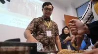 Batik bakau menjadi salah satu materi kelas kreatif yang digelar menyasar kaum milenial, termasuk para mahasiswa Semarang. (dok. Udinus/Dinny Mutiah)