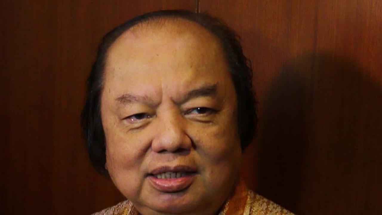 Momen Konglomerat Berharta Rp88 Triliun Suapi Makan Sang Ibu 'Karena Mama yang Terpenting