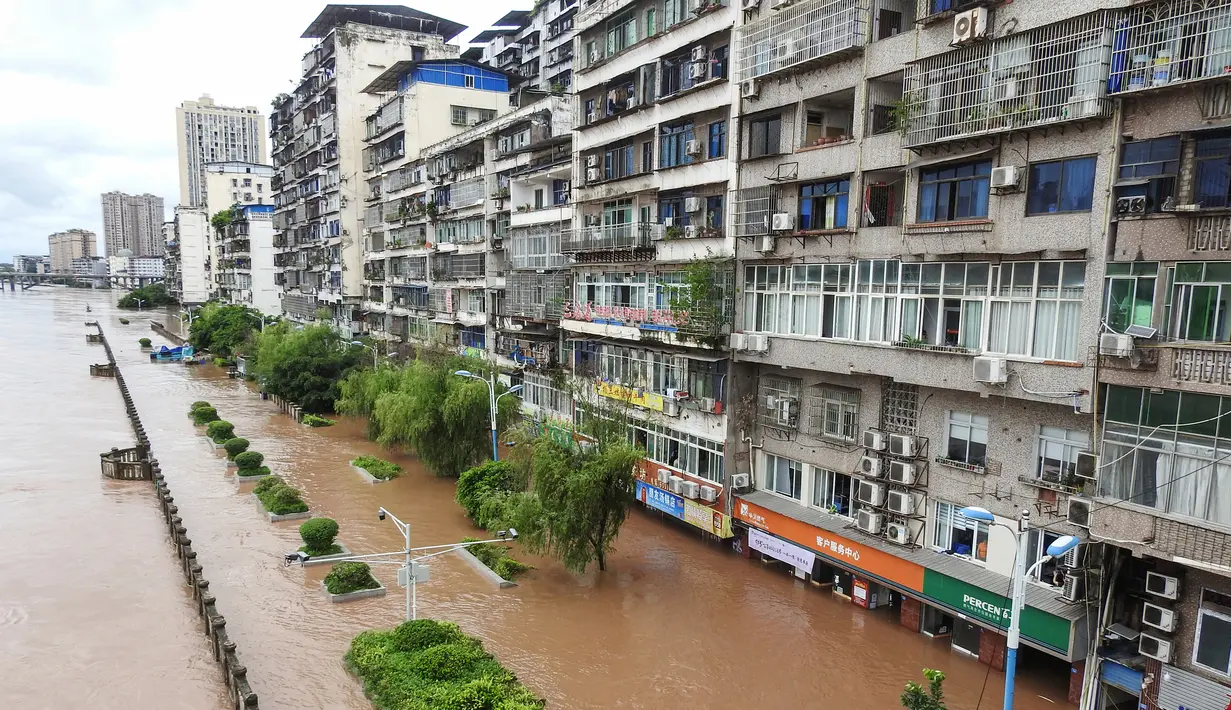 Jalan yang banjir di dekat Sungai Qujiang setelah hujan deras di daerah Quxian, kota Dazhou, di provinsi Sichuan barat laut China (6/9/2021). Sejumlah warga telah dievakuasi karena hujan lebat dan banjir di Provinsi Sichuan, China barat daya. (AFP/STR)