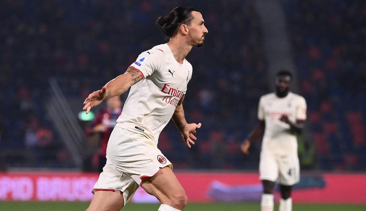 Zlatan Ibrahimovic membayar kesalahannya yang berujung gol bunuh diri dengan mencetak gol di menit ke-90. Tendangannya dari luar kotak penalti menembus pojok kiri gawang Bologna. Skor 4-2 bertahan hingga laga usai. (AFP/Marco Bertorello)