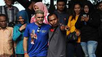 Cristian Gonzales bertemu dengan Aris Budi Prasetyo. (Bola.com/Iwan Setiawan)