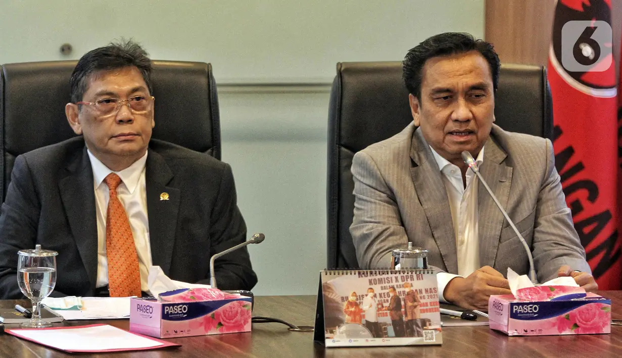 Anggota Komisi I DPR RI Effendi Simbolon (kanan) didampingi Ketua Fraksi PDI Perjuangan Utut Adianto (kiri) menyampaikan klarifikasi terkait pernyataannnya terhadap TNI AD di Gedung Parlemen, Jakarta, Rabu (14/9/2022). Effendi Simbolon menyatakan permintaan maaf atas pernyataannya yang sempat menyinggung perihal hubungan Panglima TNI Jenderal Andika Perkasa dengan KSAD Jenderal Dudung Abdurachman. (Liputan6.com/Angga Yuniar)