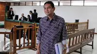 Mantan Kadishub DKI Jakarta, Udar Pristono (kanan) usai menjalani persidangan di Pengadilan Tipikor, Jakarta, Senin (13/7/2015). Udar Pristono akan menyampaikan pembelaan atas tuntutan penuntut umum, pada 29 Juli mendatang.(Liputan6.com/Helmi Afandi) 