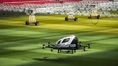 Sebuah taksi pesawat tak berawak saat uji coba di Amsterdam Arena, Belanda (16/4). Taksi pesawat tak berawak ini dapat membawa dua orang hingga 210 Kilogram dan memiliki bagasi kecil. (AFP Photo/ANP/Evert Elzinga)