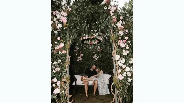 Bawa Kebahagian Banyak Orang, Gaun Taylor Swift Saat Dilamar Travis Kelce Langsung Sold Out