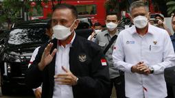 Ketua Umum PSSI Mochamad Iriawan yang akrab disapa Iwan Bule hadir di Kantor Komnas HAM didampingi oleh Sekjen PSSI, Yunus Nusi dan Waketum PSSI, Iwan Budianto. (Bola.com/M Iqbal Ichsan)