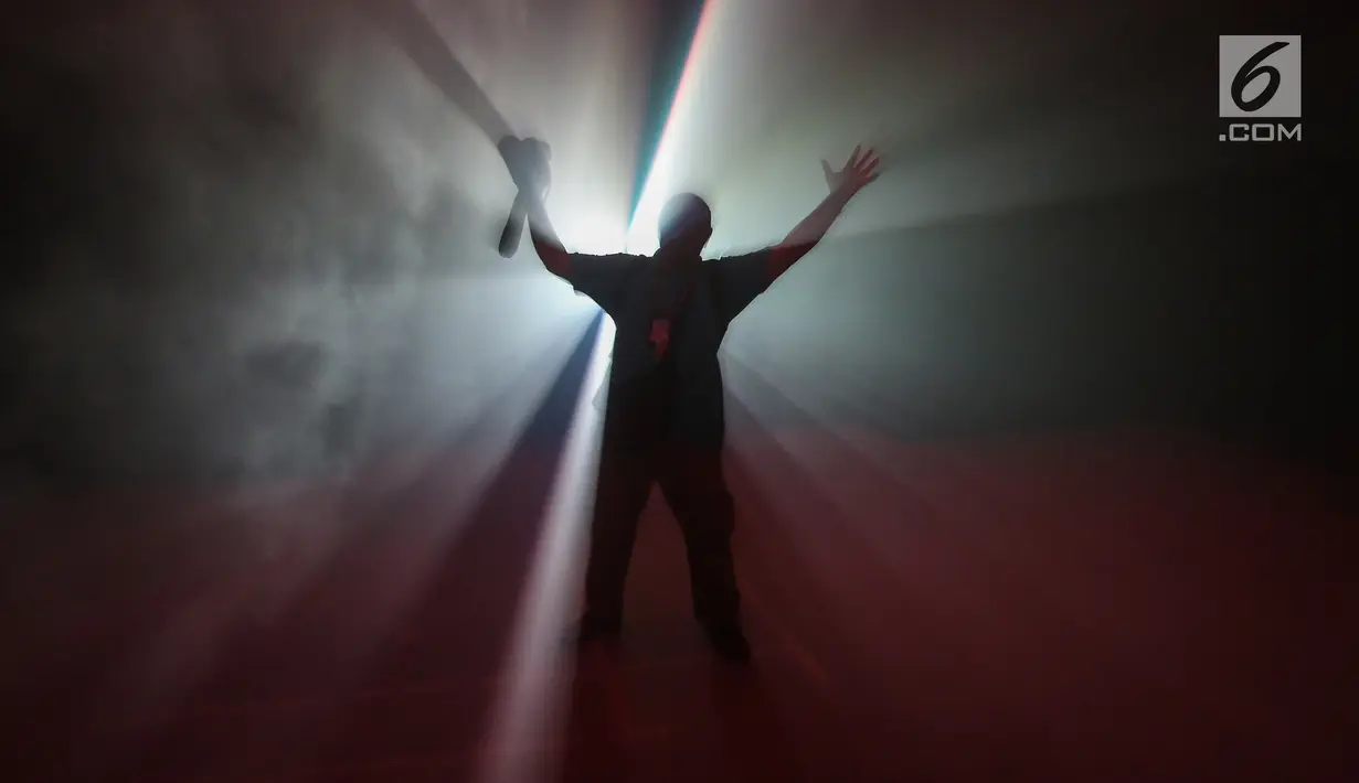 Pengunjung melihat seni instalasi Nonotak pada acara Jakarta Wave of Tomorrow 2018 di Tribrata Grand Ballroom, Jakarta, Sabtu (20/10). Festival seni yang digelar 10 hari menampilan para kreator kolektif. (Liputan6.com/Fery Pradolo)