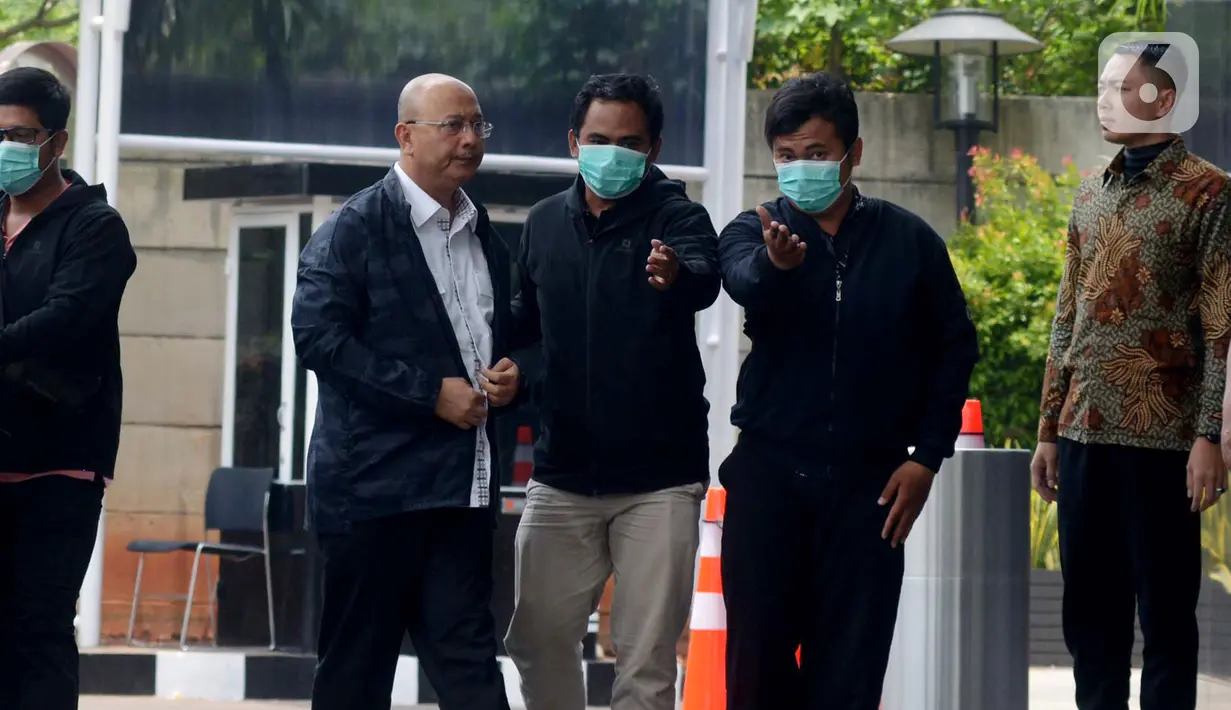 Wali Kota Medan Dzulmi Eldin (kedua kiri) digiring petugas setibanya di gedung KPK, Jakarta, Rabu (16/10/2019). Dzulmi Eldin terjaring Operasi Tangkap Tangan (OTT) KPK terkait dugaan suap dari dinas-dinas di lingkungan Pemerintah Kota Medan. (merdeka.com/Imam Buhori)