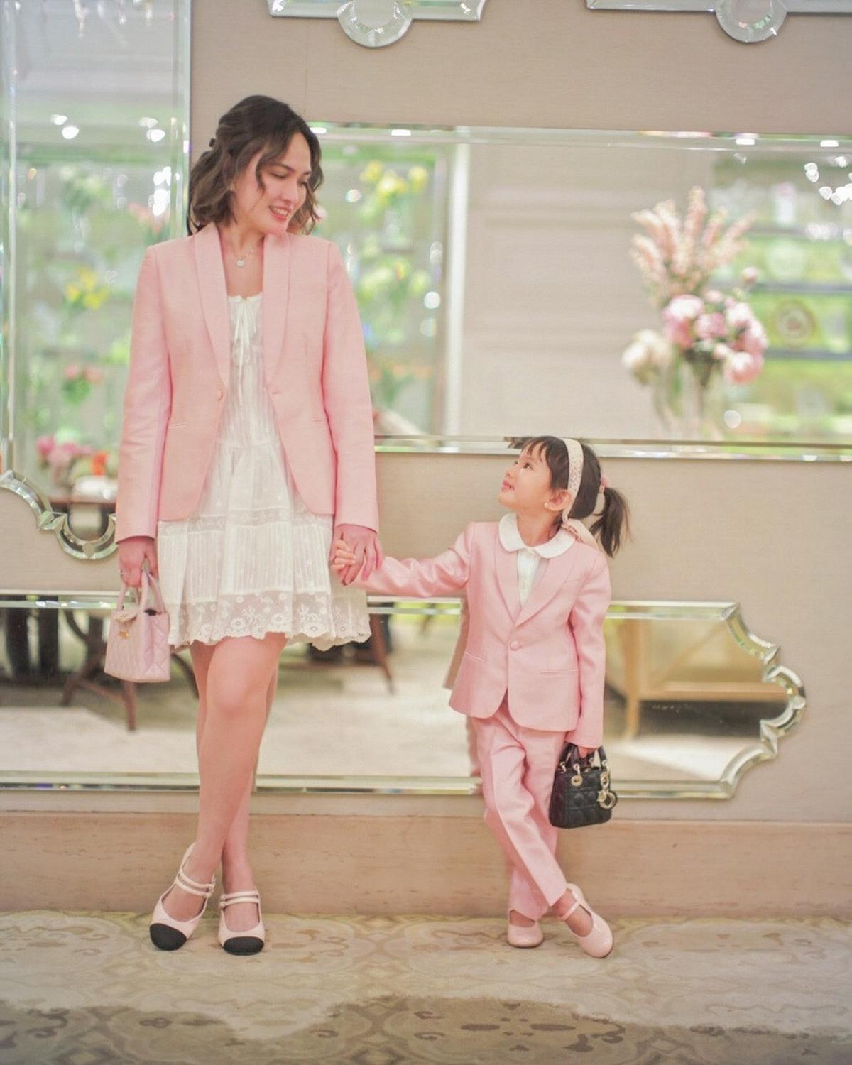 7 Potret Shandy Aulia Photoshoot Bareng Anak, Kompak Pakai Baju Pink dan Berpose Centil