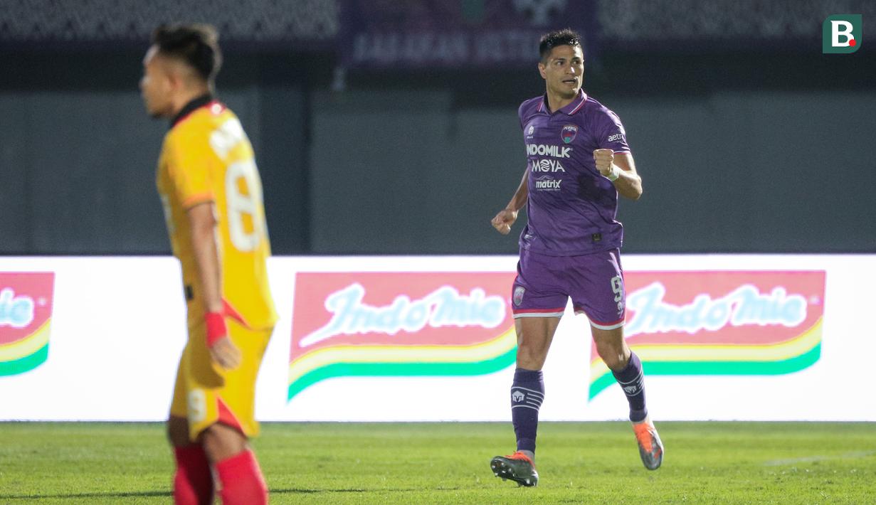 <p>Pemain Persita Tangerang, Ramiro Ezequiel Fergonzi merayakan gol yang dicetaknya ke gawang Persik Kediri saat laga pekan pertama BRI Liga 1 2022/2023 antara Persita Tangerang melawan Persik Kediri di Indomilk Arena, Tangerang, Senin (25/07/2022). (Bola.com/Bagaskara Lazuardi)</p>