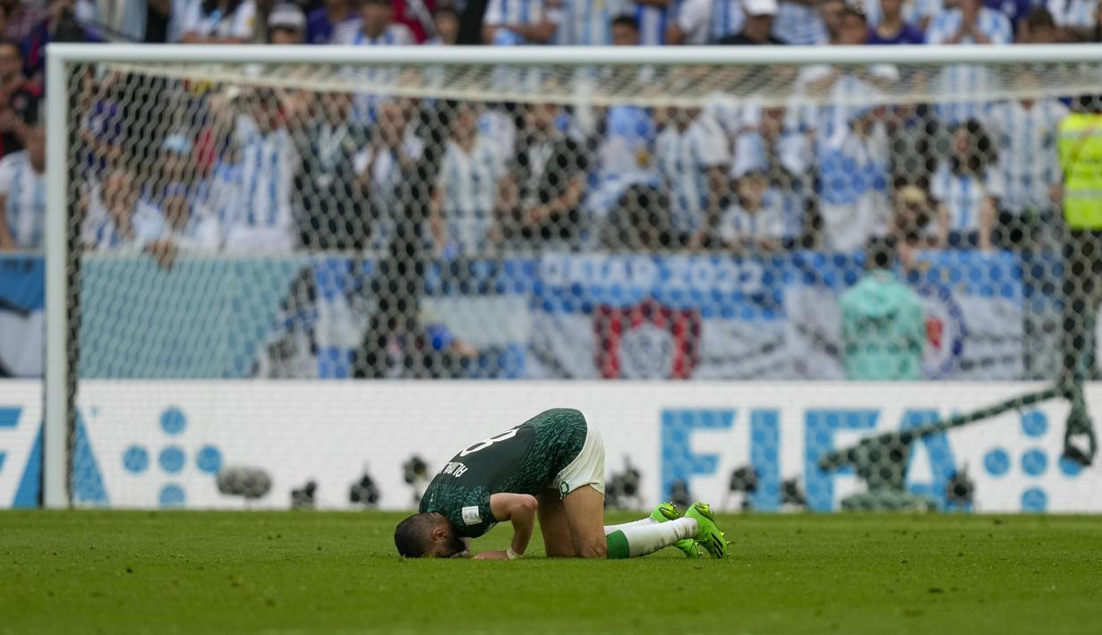 Gelandang Arab Saudi Abdulelha Al-Malki berselebrasi merayakan kemenangan timnya pada laga pembuka Grup C Piala Dunia 2022 Qatar di Lusail Iconic Stadium, Lusail, Selasa (22/11/2022). Pencapaian Arab Saudi terasa lebih manis karena berhasil mengalahkan tim yang memiliki salah satu pemain sepak bola terbaik di dunia: Lionel Messi.  (AP Photo/Jorge Saenz)