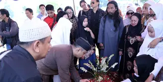 Suasana haru dan isak tanggis anak cucu mewarnai pemakaman ibunda Adi Bing Slamet, Jumat pagi (29/7/2016). Almarhum dimakamkan satu lubang dengan suaminya, di Tempat Pemakaman Umum (TPU) Karet Bivak, Jakarta Pusat. (Nurwahyunan/Bintang.com)